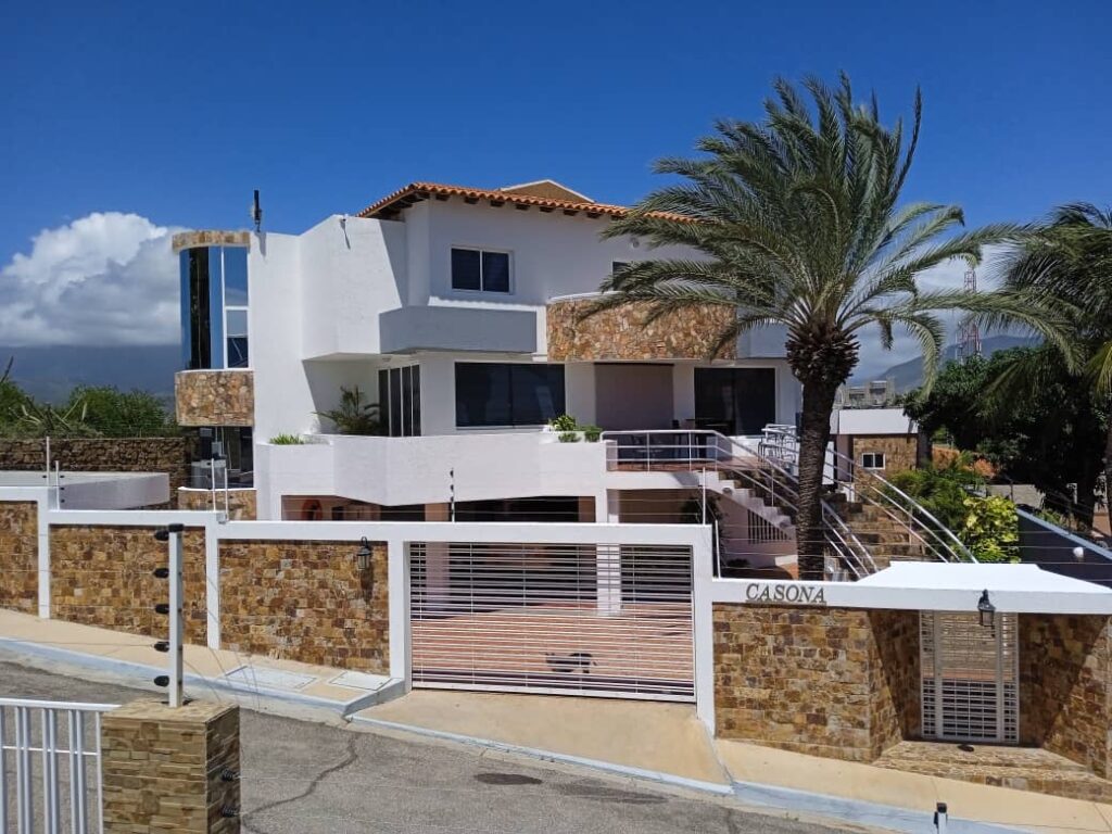 Venta de Casas en Margarita: Villa frente al Mar en Playa Guacuco